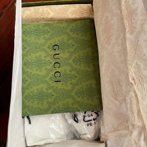 Gucci Men's Black and White Logo Sneakers - Picture 5 of 7